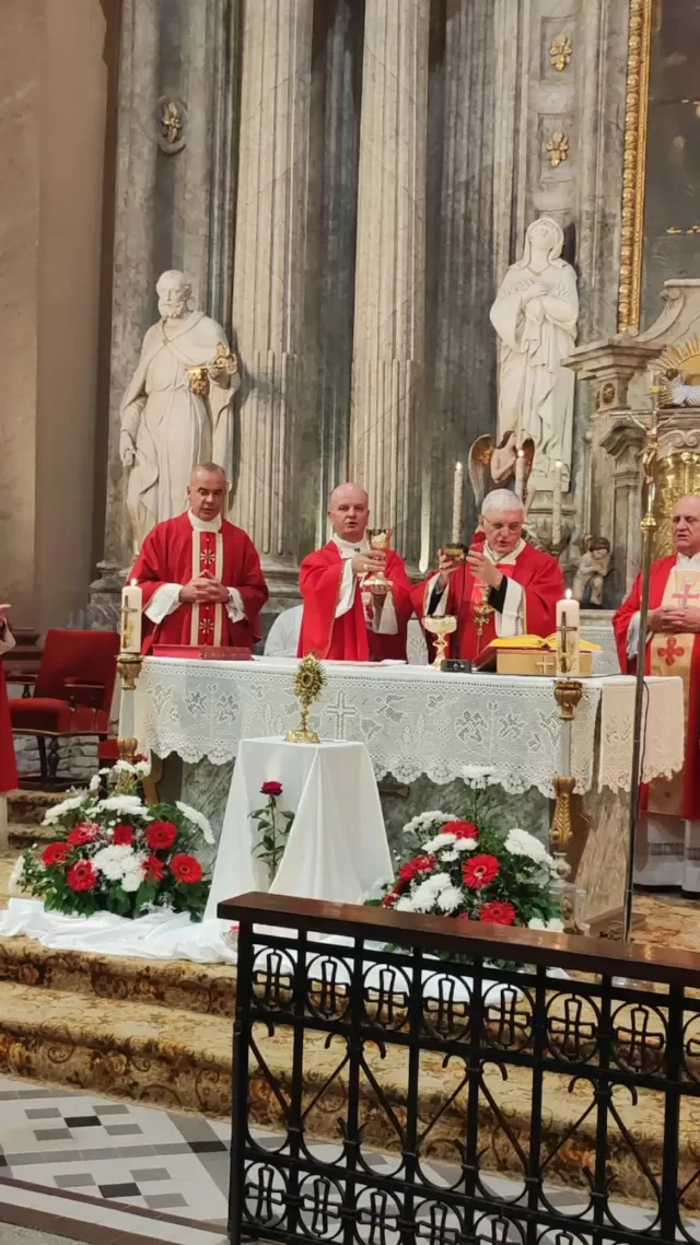 Misno slavlje za crkveni god 2026 u crkvi Uzvišenja svetog Križa u Rumi - biskupi i svećenici za oltarom - fotografija 20