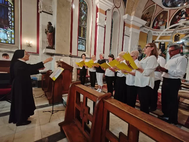 Marijanski koncert župnih zborova Srijemske biskupije u Svetištu Gospe Tekijske u Petrovaradinu - fotografija 12