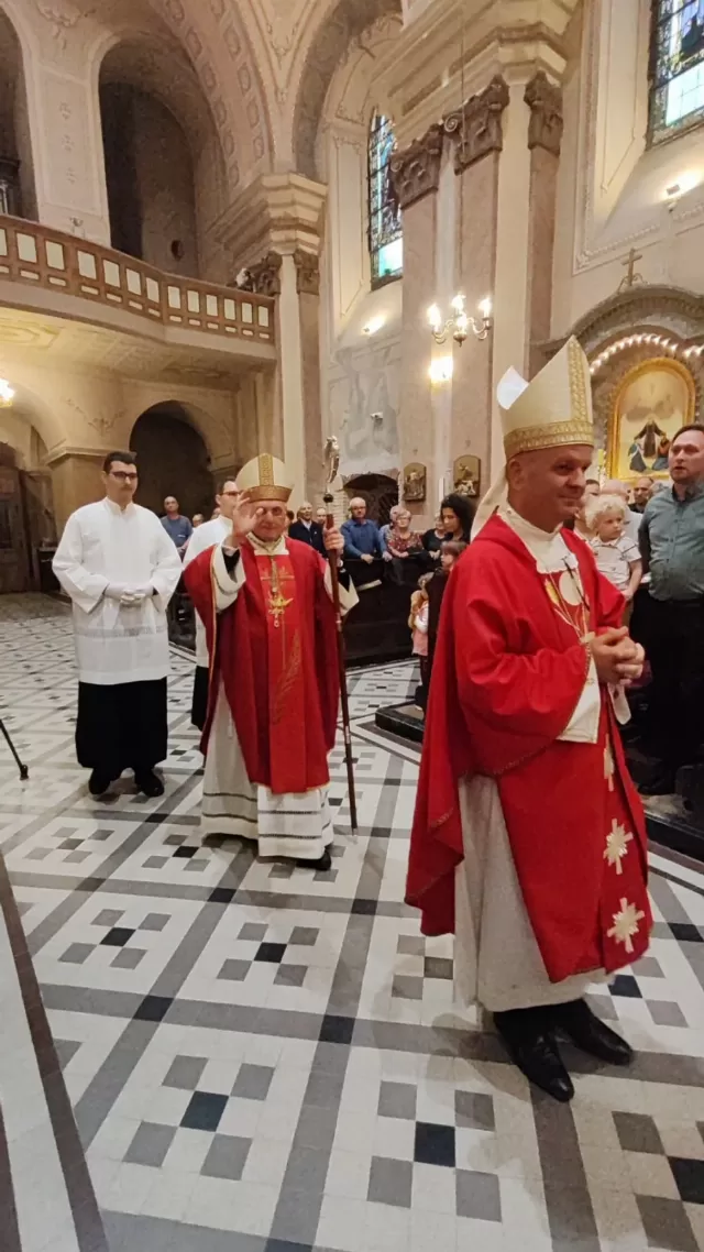 Misno slavlje za crkveni god 2026 u crkvi Uzvišenja svetog Križa u Rumi - biskupi i svećenici za oltarom - fotografija 7