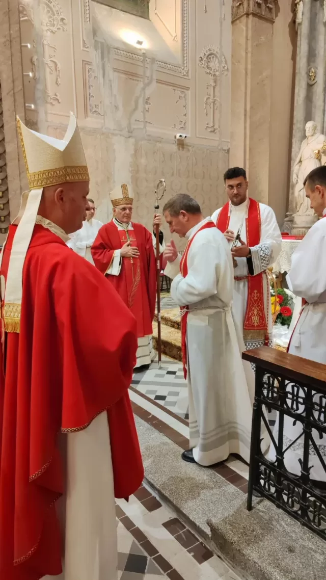 Misno slavlje za crkveni god 2026 u crkvi Uzvišenja svetog Križa u Rumi - biskupi i svećenici za oltarom - fotografija 28