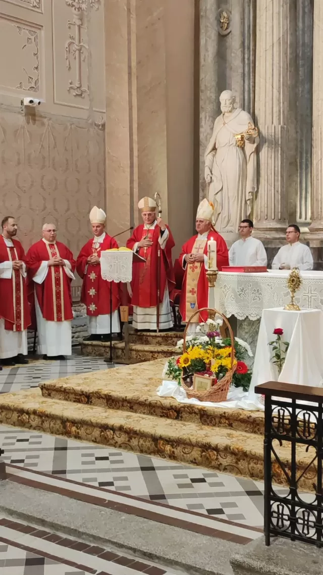 Misno slavlje za crkveni god 2026 u crkvi Uzvišenja svetog Križa u Rumi - biskupi i svećenici za oltarom - fotografija 27