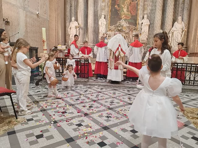 Svetkovina Tijelova - misno slavlje i procesija u župi Uzvišenja svetog Križa u Rumi - fotografija 28