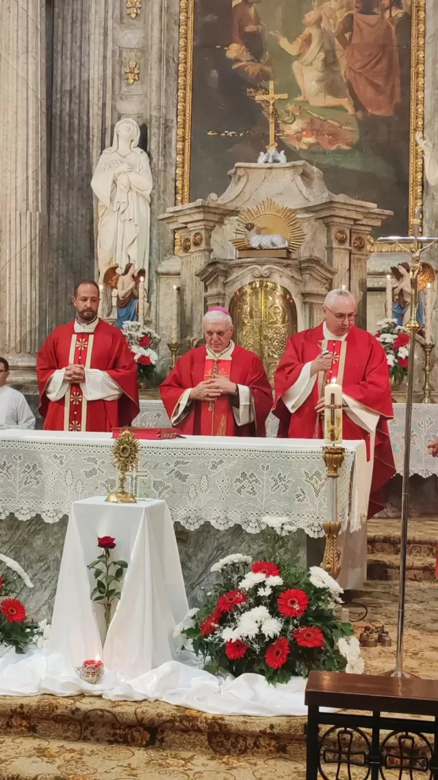 Misno slavlje za crkveni god 2026 u crkvi Uzvišenja svetog Križa u Rumi - biskupi i svećenici za oltarom - fotografija 6