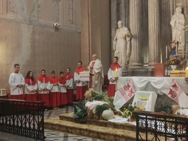 Misa zahvalnica u župi Uzvišenja svetog Križa u Rumi - župljani u narodnim nošnjama s košarama plodova zemlje pred oltarom - fotografija 1