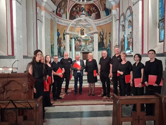 Marijanski koncert župnih zborova Srijemske biskupije u Svetištu Gospe Tekijske u Petrovaradinu - fotografija 5