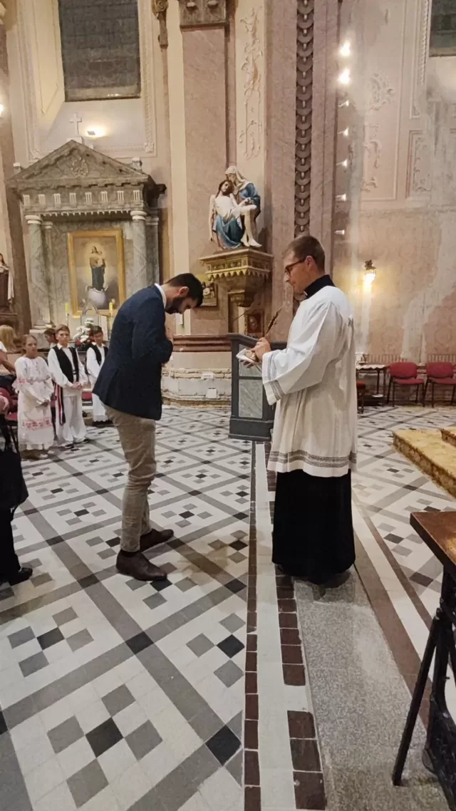 Misno slavlje za crkveni god 2026 u crkvi Uzvišenja svetog Križa u Rumi - biskupi i svećenici za oltarom - fotografija 31