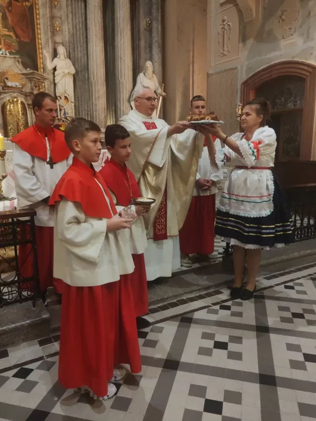 Misa zahvalnica u župi Uzvišenja svetog Križa u Rumi - župljani u narodnim nošnjama s košarama plodova zemlje pred oltarom - fotografija 5
