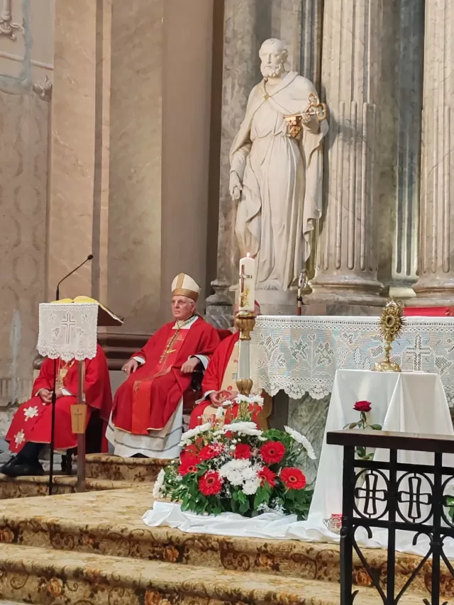 Misno slavlje za crkveni god 2026 u crkvi Uzvišenja svetog Križa u Rumi - biskupi i svećenici za oltarom - fotografija 3