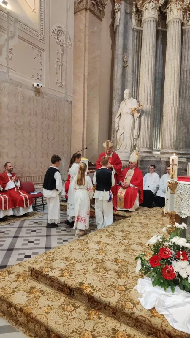 Misno slavlje za crkveni god 2026 u crkvi Uzvišenja svetog Križa u Rumi - biskupi i svećenici za oltarom - fotografija 26