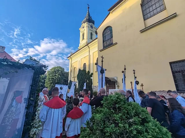 Svetkovina Tijelova - misno slavlje i procesija u župi Uzvišenja svetog Križa u Rumi - fotografija 34