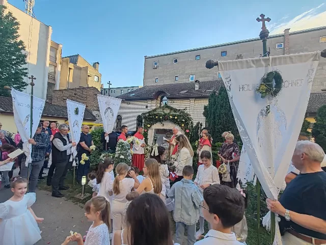 Svetkovina Tijelova - misno slavlje i procesija u župi Uzvišenja svetog Križa u Rumi - fotografija 19
