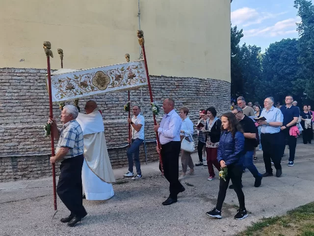 Svetkovina Tijelova - misno slavlje i procesija u župi Uzvišenja svetog Križa u Rumi - fotografija 6