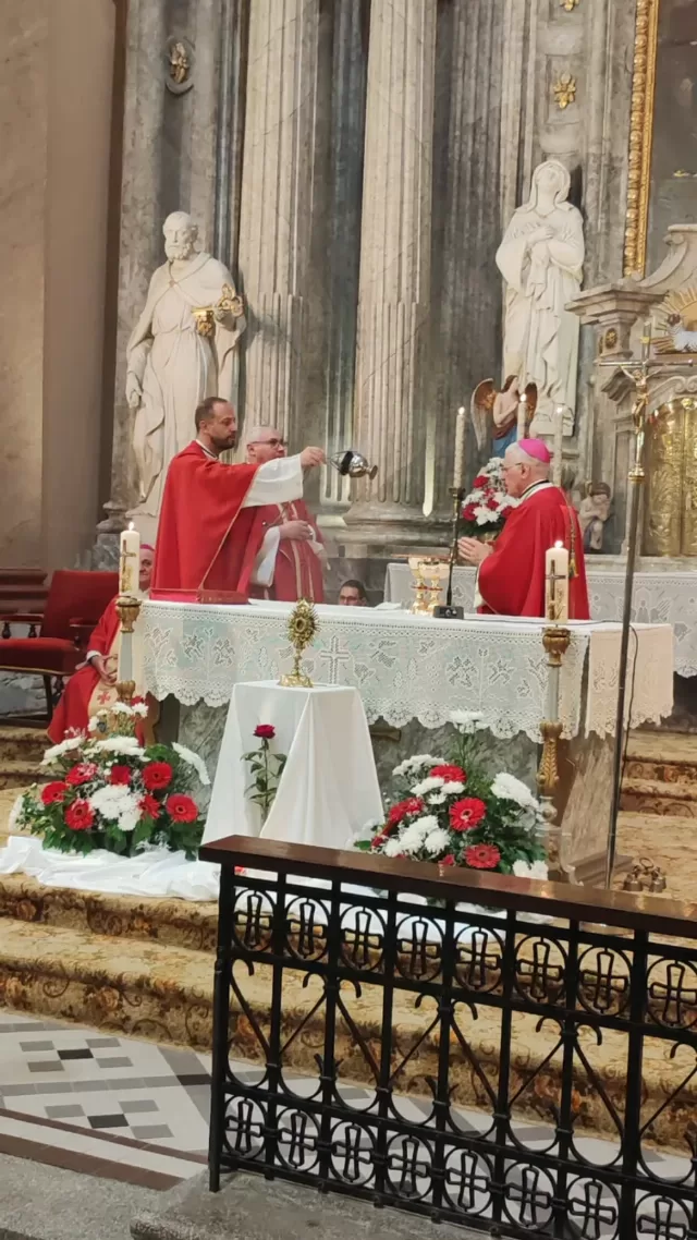 Misno slavlje za crkveni god 2026 u crkvi Uzvišenja svetog Križa u Rumi - biskupi i svećenici za oltarom - fotografija 11