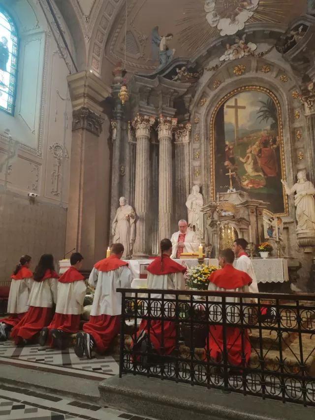 Misa zahvalnica u župi Uzvišenja svetog Križa u Rumi - župljani u narodnim nošnjama s košarama plodova zemlje pred oltarom - fotografija 9