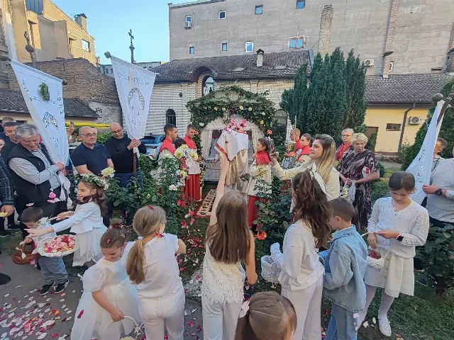 Svetkovina Tijelova - misno slavlje i procesija u župi Uzvišenja svetog Križa u Rumi - fotografija 12