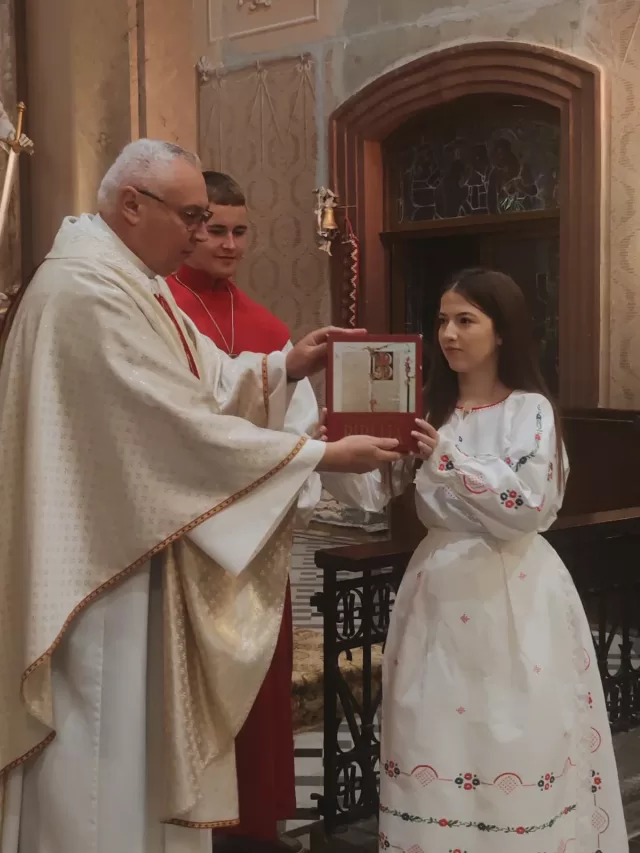 Misa zahvalnica u župi Uzvišenja svetog Križa u Rumi - župljani u narodnim nošnjama s košarama plodova zemlje pred oltarom - fotografija 6