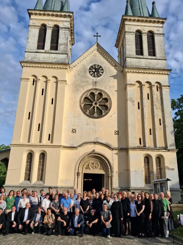 Marijanski koncert župnih zborova Srijemske biskupije u Svetištu Gospe Tekijske u Petrovaradinu - fotografija 4