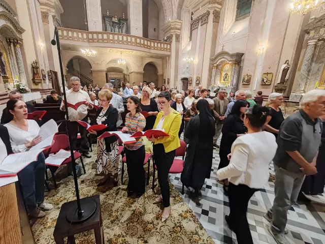 Misno slavlje za crkveni god 2026 u crkvi Uzvišenja svetog Križa u Rumi - biskupi i svećenici za oltarom - fotografija 24