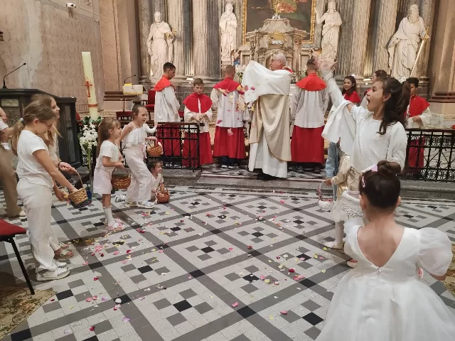 Svetkovina Tijelova - misno slavlje i procesija u župi Uzvišenja svetog Križa u Rumi - fotografija 21