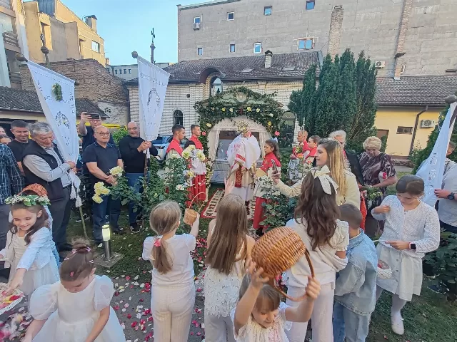 Svetkovina Tijelova - misno slavlje i procesija u župi Uzvišenja svetog Križa u Rumi - fotografija 32