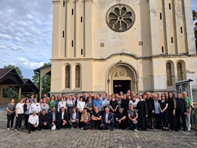 Marijanski koncert župnih zborova Srijemske biskupije u Svetištu Gospe Tekijske u Petrovaradinu - fotografija 8