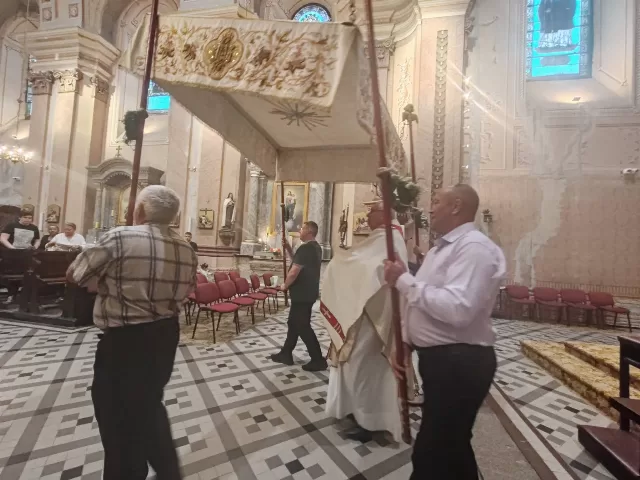 Svetkovina Tijelova - misno slavlje i procesija u župi Uzvišenja svetog Križa u Rumi - fotografija 31