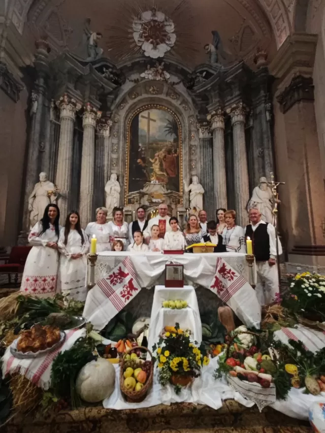 Misa zahvalnica u župi Uzvišenja svetog Križa u Rumi - župljani u narodnim nošnjama s košarama plodova zemlje pred oltarom - fotografija 14