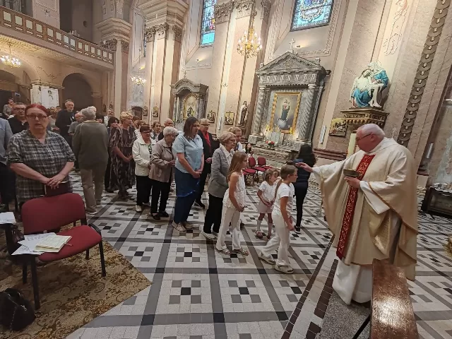 Svetkovina Tijelova - misno slavlje i procesija u župi Uzvišenja svetog Križa u Rumi - fotografija 27