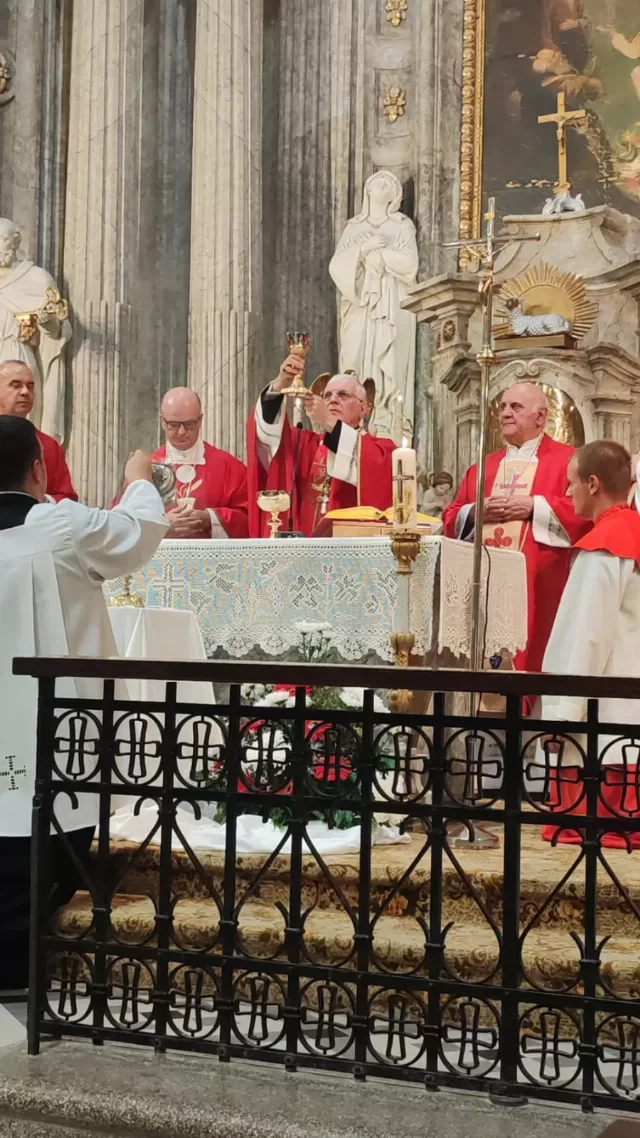 Misno slavlje za crkveni god 2026 u crkvi Uzvišenja svetog Križa u Rumi - biskupi i svećenici za oltarom - fotografija 16