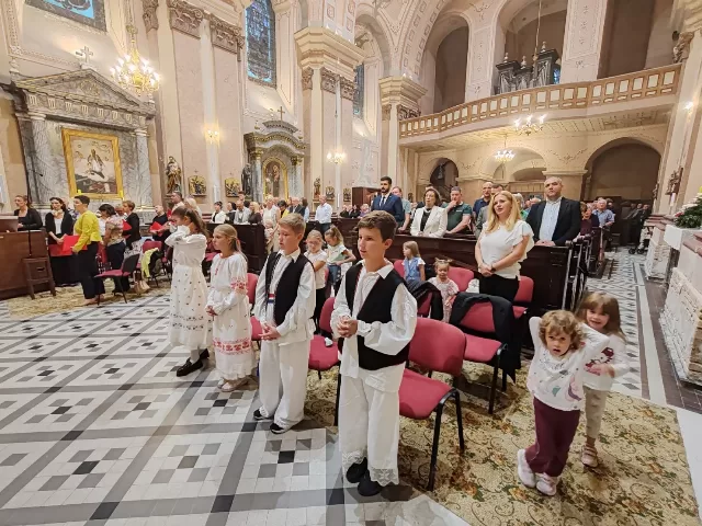 Misno slavlje za crkveni god 2026 u crkvi Uzvišenja svetog Križa u Rumi - biskupi i svećenici za oltarom - fotografija 2