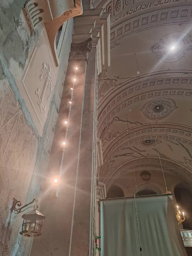 Predstavnici Našica s rumskim župnikom u crkvi Uzvišenja svetog Križa u Rumi - fotografija 8