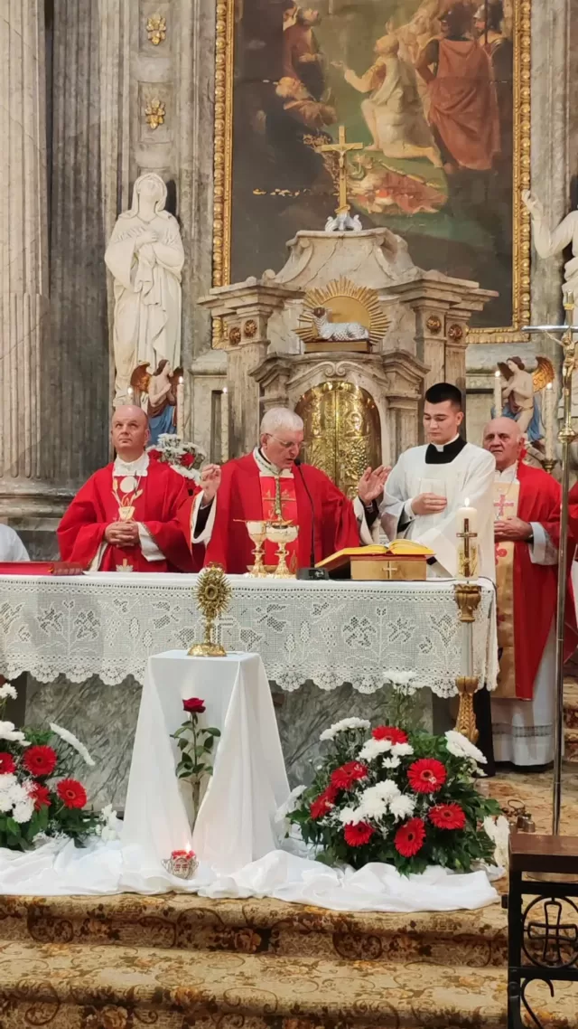 Misno slavlje za crkveni god 2026 u crkvi Uzvišenja svetog Križa u Rumi - biskupi i svećenici za oltarom - fotografija 13