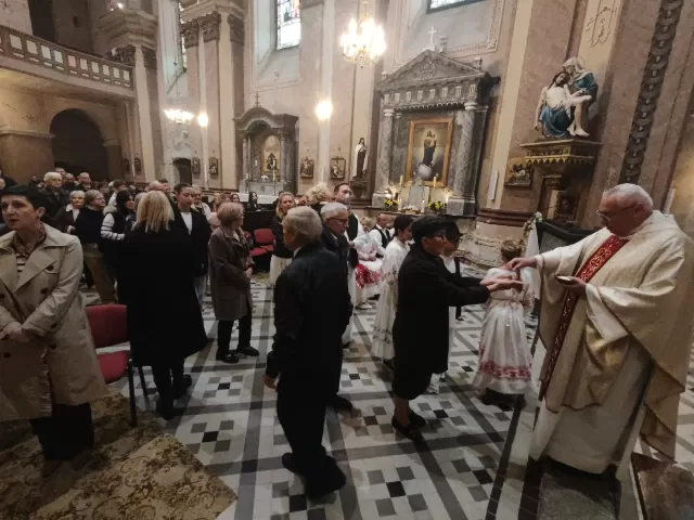 Misa zahvalnica u župi Uzvišenja svetog Križa u Rumi - župljani u narodnim nošnjama s košarama plodova zemlje pred oltarom - fotografija 10