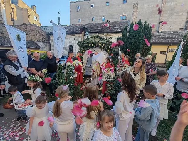 Svetkovina Tijelova - misno slavlje i procesija u župi Uzvišenja svetog Križa u Rumi - fotografija 29