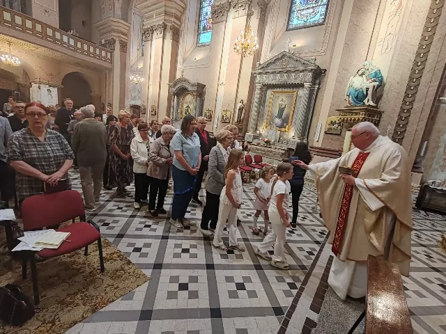 Svetkovina Tijelova - misno slavlje i procesija u župi Uzvišenja svetog Križa u Rumi - fotografija 35