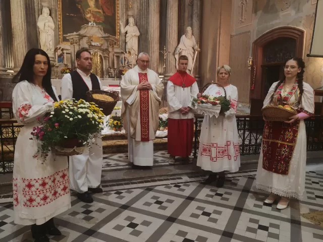 Misa zahvalnica u župi Uzvišenja svetog Križa u Rumi - župljani u narodnim nošnjama s košarama plodova zemlje pred oltarom - fotografija 15