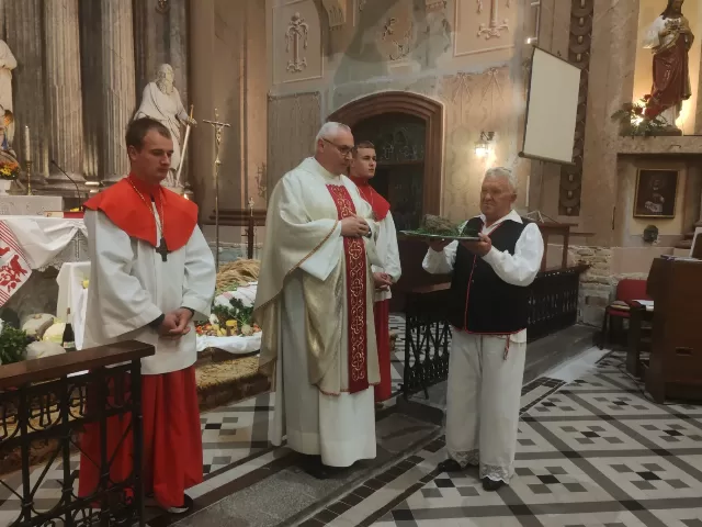 Misa zahvalnica u župi Uzvišenja svetog Križa u Rumi - župljani u narodnim nošnjama s košarama plodova zemlje pred oltarom - fotografija 4