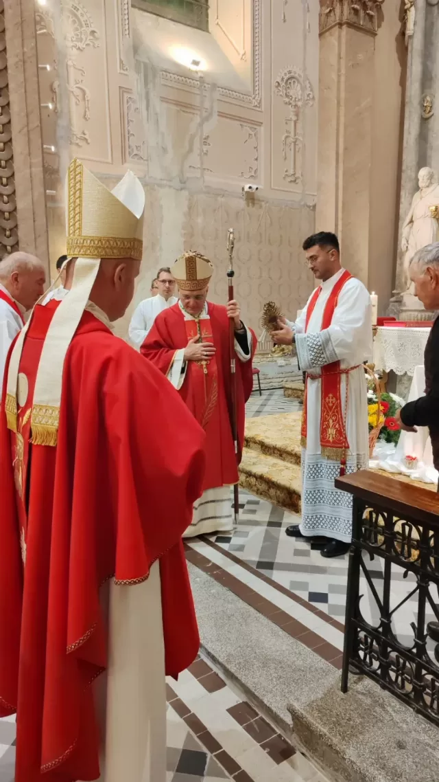 Misno slavlje za crkveni god 2026 u crkvi Uzvišenja svetog Križa u Rumi - biskupi i svećenici za oltarom - fotografija 29
