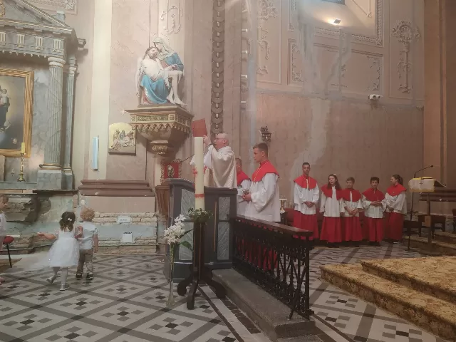 Svetkovina Tijelova - misno slavlje i procesija u župi Uzvišenja svetog Križa u Rumi - fotografija 22