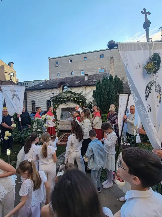 Svetkovina Tijelova - misno slavlje i procesija u župi Uzvišenja svetog Križa u Rumi - fotografija 13