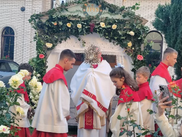 Svetkovina Tijelova - misno slavlje i procesija u župi Uzvišenja svetog Križa u Rumi - fotografija 3