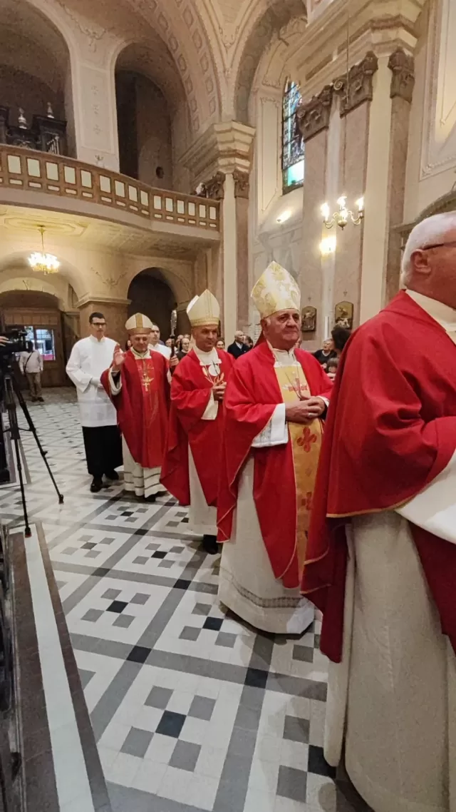 Misno slavlje za crkveni god 2026 u crkvi Uzvišenja svetog Križa u Rumi - biskupi i svećenici za oltarom - fotografija 8