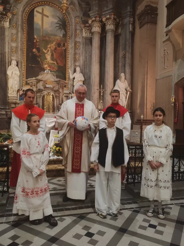 Misa zahvalnica u župi Uzvišenja svetog Križa u Rumi - župljani u narodnim nošnjama s košarama plodova zemlje pred oltarom - fotografija 8