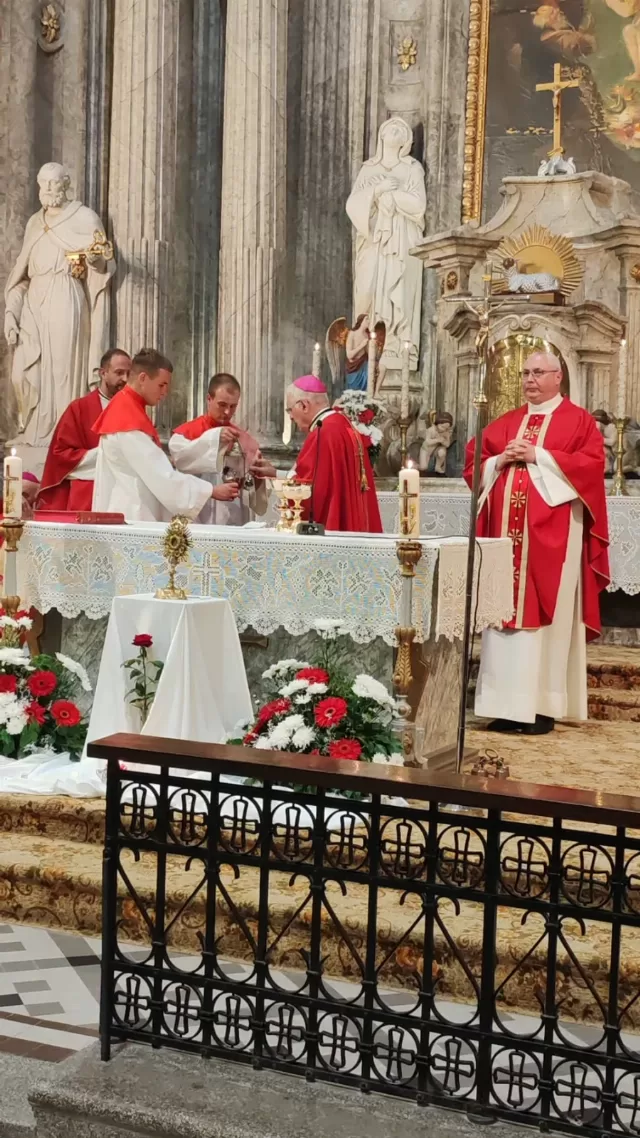 Misno slavlje za crkveni god 2026 u crkvi Uzvišenja svetog Križa u Rumi - biskupi i svećenici za oltarom - fotografija 9