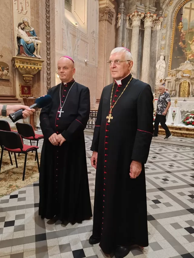Misno slavlje za crkveni god 2026 u crkvi Uzvišenja svetog Križa u Rumi - biskupi i svećenici za oltarom - fotografija 32