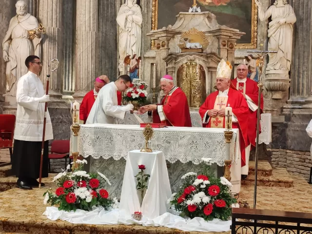 Misno slavlje za crkveni god 2026 u crkvi Uzvišenja svetog Križa u Rumi - biskupi i svećenici za oltarom - fotografija 33