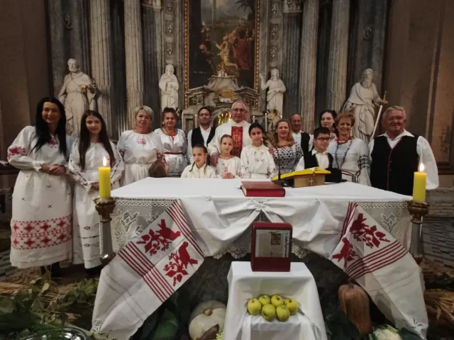 Misa zahvalnica u župi Uzvišenja svetog Križa u Rumi - župljani u narodnim nošnjama s košarama plodova zemlje pred oltarom - fotografija 13