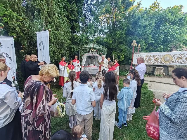 Svetkovina Tijelova - misno slavlje i procesija u župi Uzvišenja svetog Križa u Rumi - fotografija 10